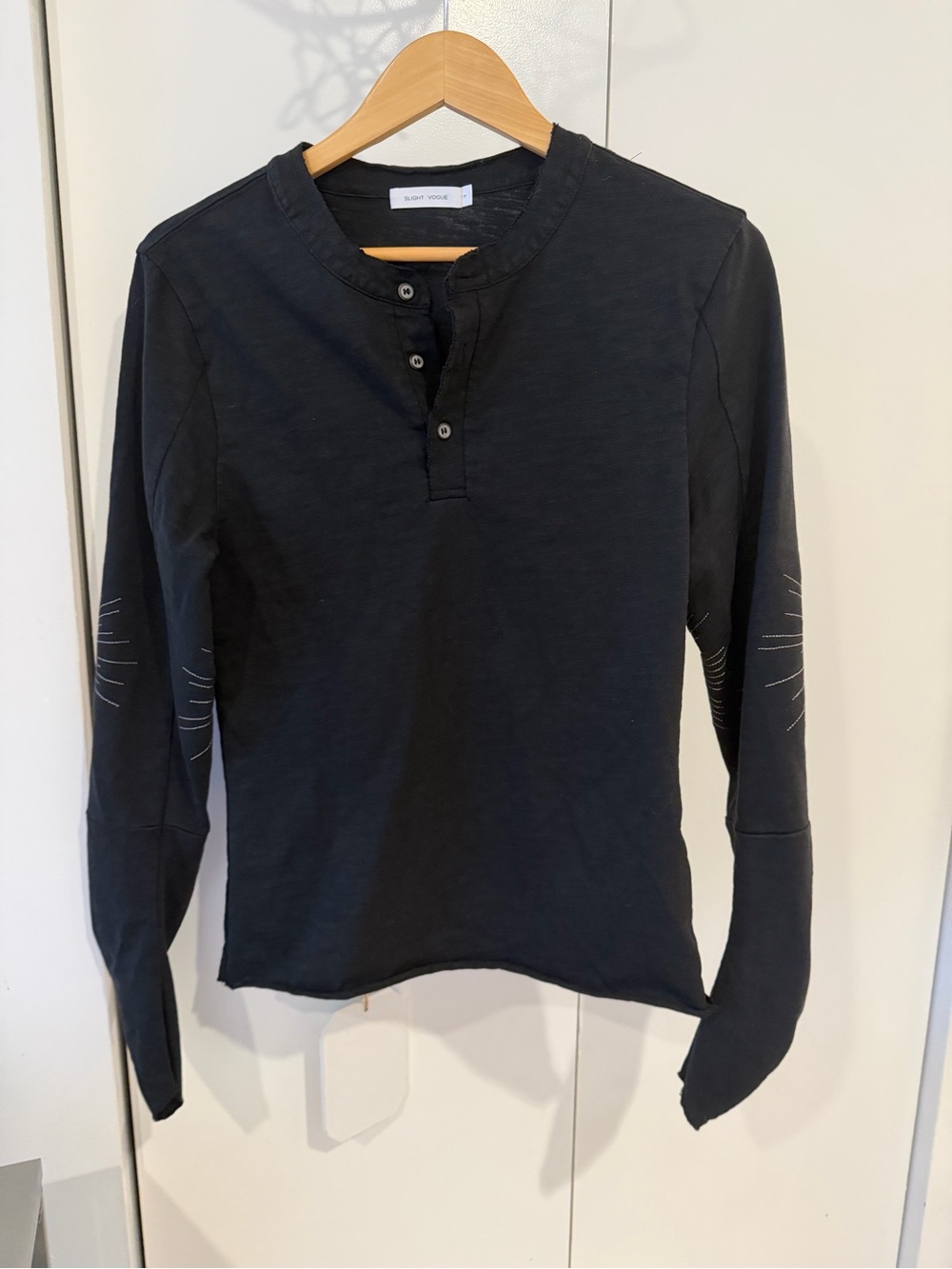 SLIGHT VOGUE - Black Embroided Long-Sleeve Henley